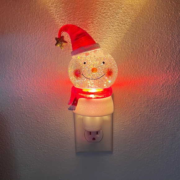 Like NEW nightlight. Plug in and on off switch. 5” - Picture 1 of 4